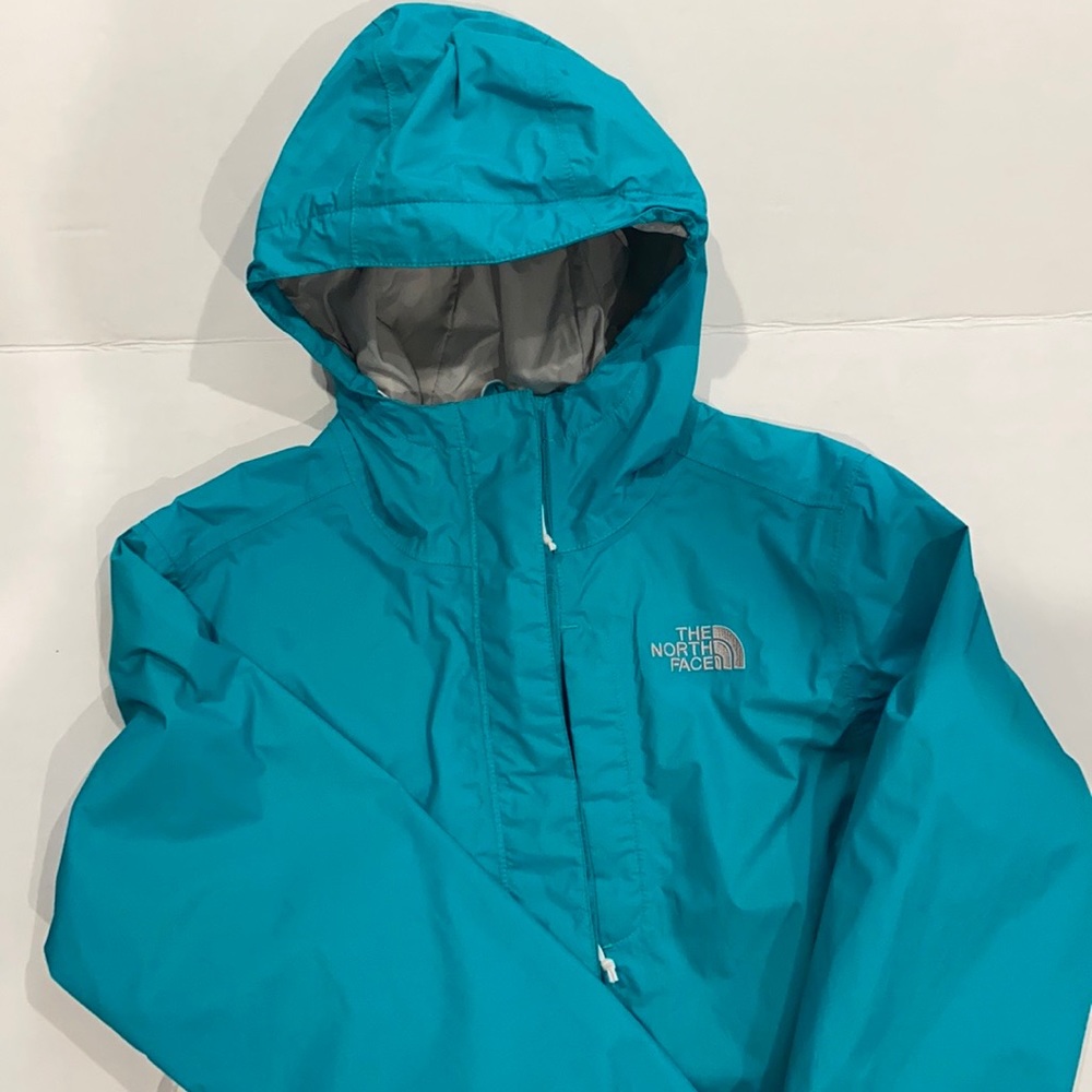 The North Face women windbreaker in turquoise